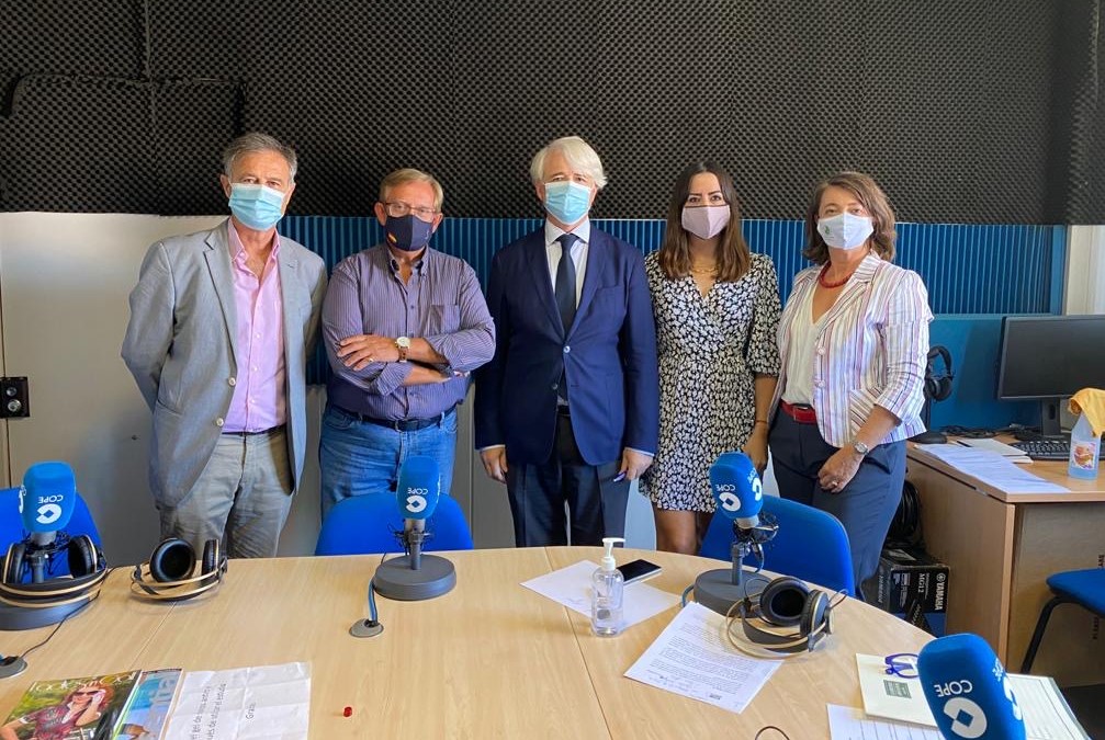 Salvador Gonzalez y Flor Carrasco, junto a su equipo, en Coin y ...